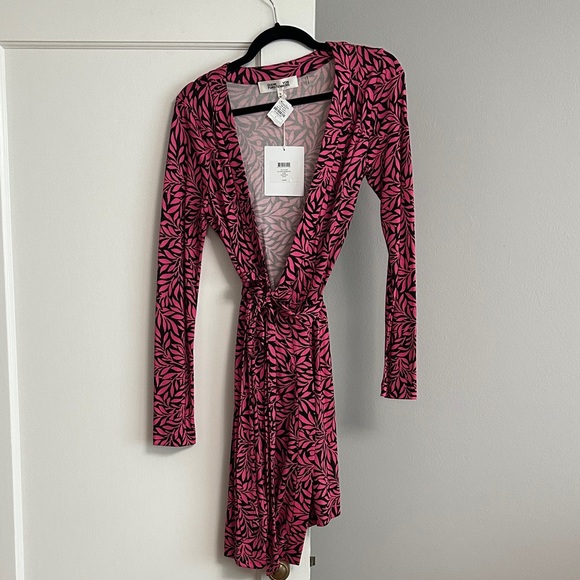 NWT- Diane Von Furstenberg Pink and Black Wrap Dress - Picture 1 of 3